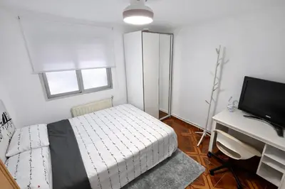 Una televisión o centro de entretenimiento en Apartment in Madrid Río, céntrico