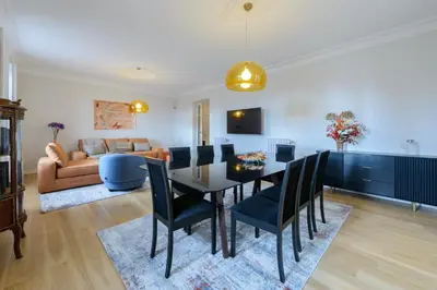 Una televisión o centro de entretenimiento en Apartamento con vistas impresionantes 170m2 muy amplio y lujoso- 1 Min Plaza Mayor