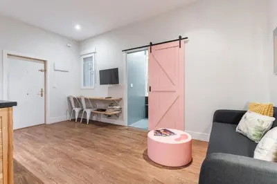 Una televisión o centro de entretenimiento en Cozy renovated -1BD 1BATH -Antón Martín