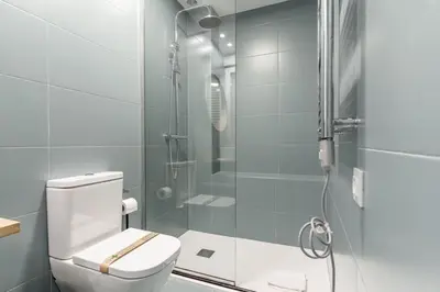 Un baño de Cozy renovated -1BD 1BATH -Antón Martín