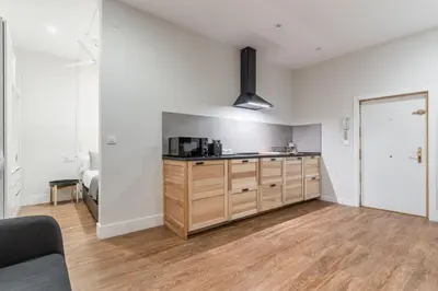 Una cocina o zona de cocina en Cozy renovated -1BD 1BATH -Antón Martín