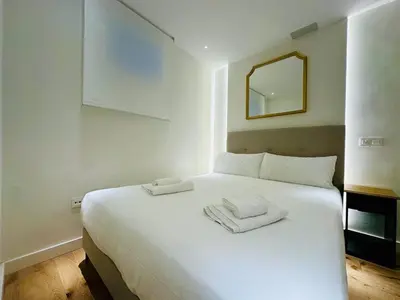 Cama o camas de una habitación en CB10 - Stylish Modern Apartment- 5-minute walk to Gran Vía