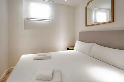 Cama o camas de una habitación en CB10 - Stylish Modern Apartment- 5-minute walk to Gran Vía