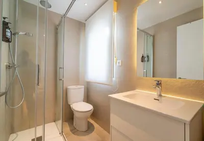 Un baño de CB10 - Stylish Modern Apartment- 5-minute walk to Gran Vía