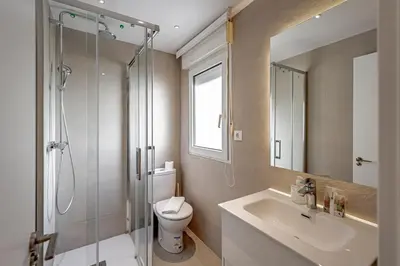 Un baño de CB10 - Stylish Modern Apartment- 5-minute walk to Gran Vía