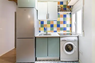 Una cocina o zona de cocina en Temporary 2-bedroom apartment in Madrid Centro AMP964
