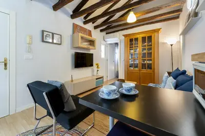 Una televisión o centro de entretenimiento en Temporary 2-bedroom apartment in Madrid Centro AMP964