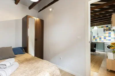 Cama o camas de una habitación en Temporary 2-bedroom apartment in Madrid Centro AMP964