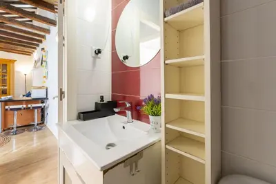 Un baño de Temporary 2-bedroom apartment in Madrid Centro AMP964