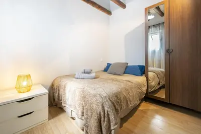 Cama o camas de una habitación en Temporary 2-bedroom apartment in Madrid Centro AMP964