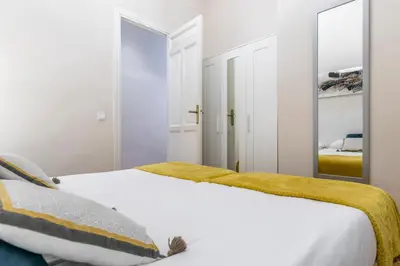 Cama o camas de una habitación en Reina 1 by Forever Rentals