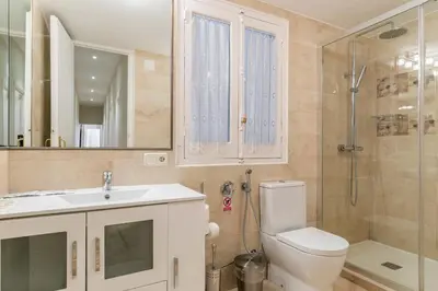 Un baño de Reina 1 by Forever Rentals