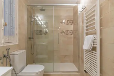 Un baño de Reina 1 by Forever Rentals