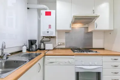 Una cocina o zona de cocina en Plaza Mayor by Forever Rentals