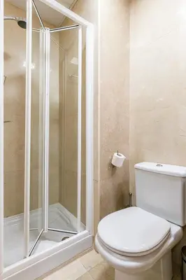 Un baño de Plaza Mayor by Forever Rentals