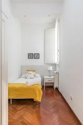 Cama o camas de una habitación en Plaza Mayor by Forever Rentals