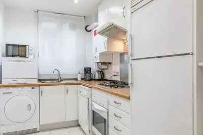 Una cocina o zona de cocina en Plaza Mayor by Forever Rentals