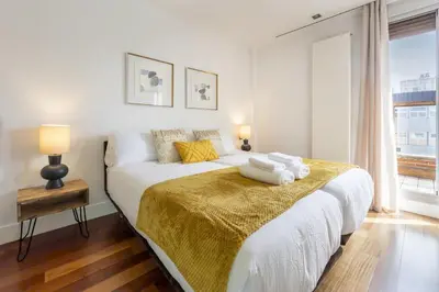 Cama o camas de una habitación en Temporary 3-bedroom duplex in downtown Madrid BAS159