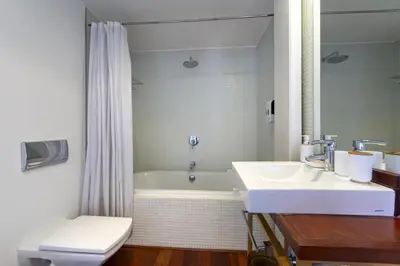 Un baño de Temporary 3-bedroom duplex in downtown Madrid BAS159