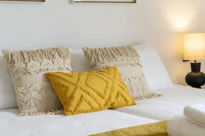 Cama o camas de una habitación en Temporary 3-bedroom duplex in downtown Madrid BAS159