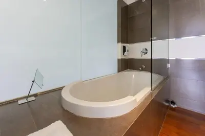 Un baño de Temporary 3-bedroom duplex in downtown Madrid BAS159