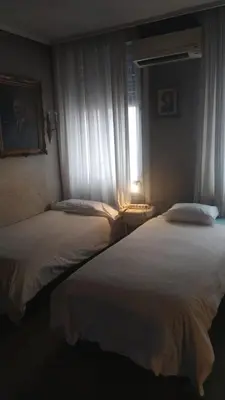 Cama o camas de una habitación en habitación de 2 camas con 2 ventanas al exterior y TV en casa compartida