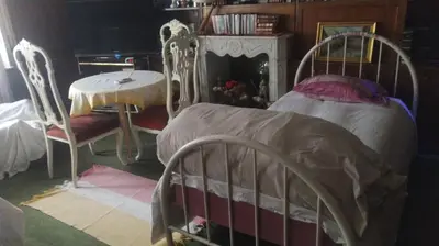 Cama o camas de una habitación en habitación de 2 camas con 2 ventanas al exterior y TV en casa compartida