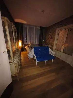 Zona de estar de habitación de 2 camas con 2 ventanas al exterior y TV en casa compartida