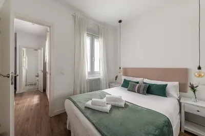 Cama o camas de una habitación en Queen's Atocha I - Alquiler Corta Duración