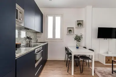 Una cocina o zona de cocina en Queen's Atocha I - Alquiler Corta Duración