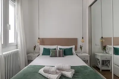 Cama o camas de una habitación en Queen's Atocha I - Alquiler Corta Duración