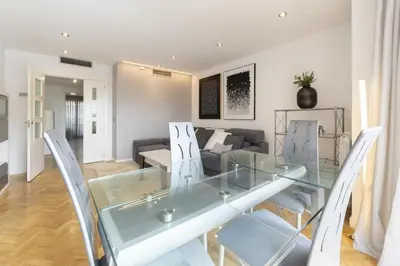 Plano de For You Rentals Spacious, temporary, and central 3-bedroom apartment PDA653