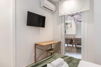Una televisión o centro de entretenimiento en Waou Urban Home Chamberi