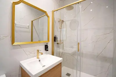Un baño de Luxury Malasaña by Hogar 4