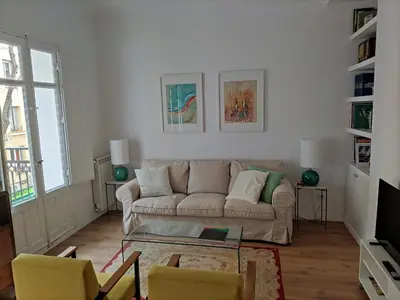 Zona de estar de Piso reformado de Lujo de 2 dormitorios y 2 baños