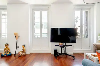Una televisión o centro de entretenimiento en Two Artists in Chueca - Luxury BR with En-suite Bath