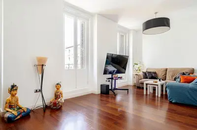 Una televisión o centro de entretenimiento en Two Artists in Chueca - Luxury BR with En-suite Bath