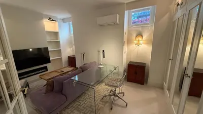 Una televisión o centro de entretenimiento en Stylish Haven in Chic Salamanca