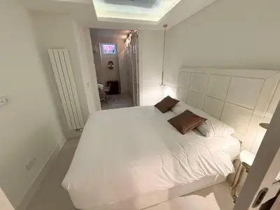 Cama o camas de una habitación en Stylish Haven in Chic Salamanca