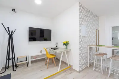 Una televisión o centro de entretenimiento en Riva 1