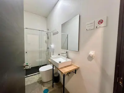 Un baño de Cubik Rooms