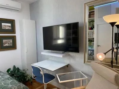 Una televisión o centro de entretenimiento en Berkana Apar-studios