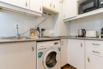 Una cocina o zona de cocina en Cozy renovated -2Bedrooms 1Bathroom-Malasaña