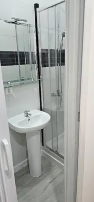 Un baño de Habitaciones Gran Via
