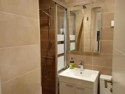Un baño de Exterior con parking en el barrio de Salamanca