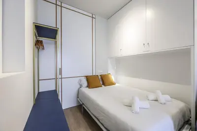 Cama o camas de una habitación en Chic Studio Steps from Gran Vía Madrid