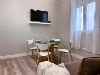 Una televisión o centro de entretenimiento en Madrid Experience - 3 dormitorios en el Centro