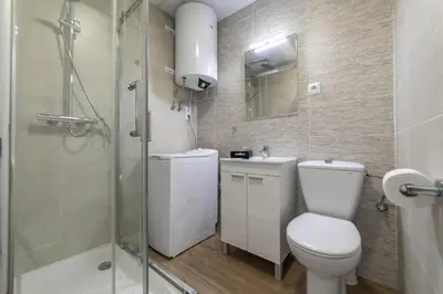 Un baño de Deluxe VI - Ferga Suites