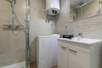 Un baño de Deluxe VI - Ferga Suites