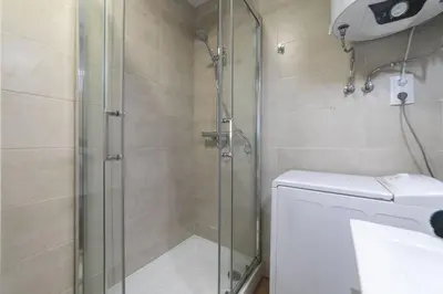 Un baño de Deluxe VI - Ferga Suites
